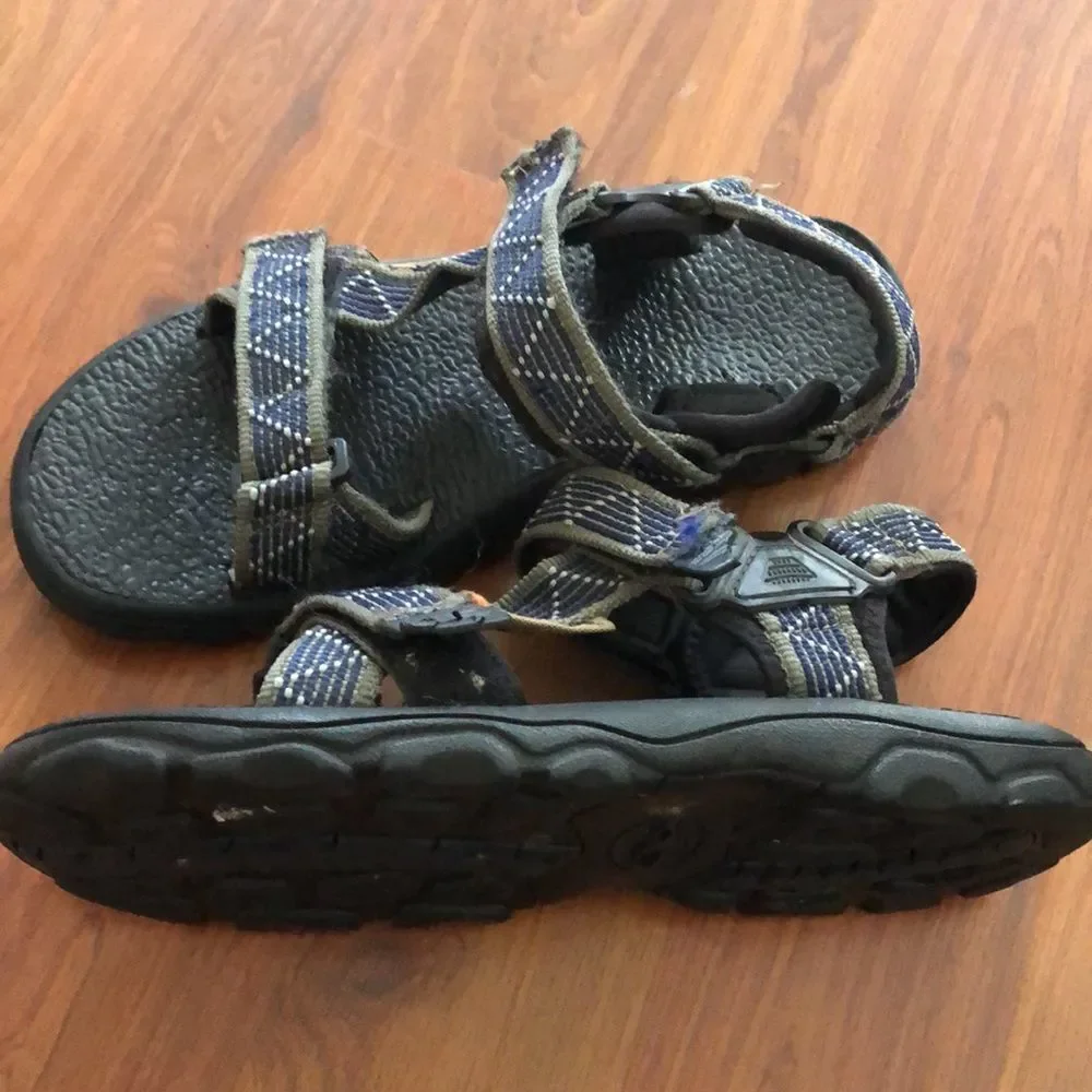 OP men’s reef outdoor sandals  size 9